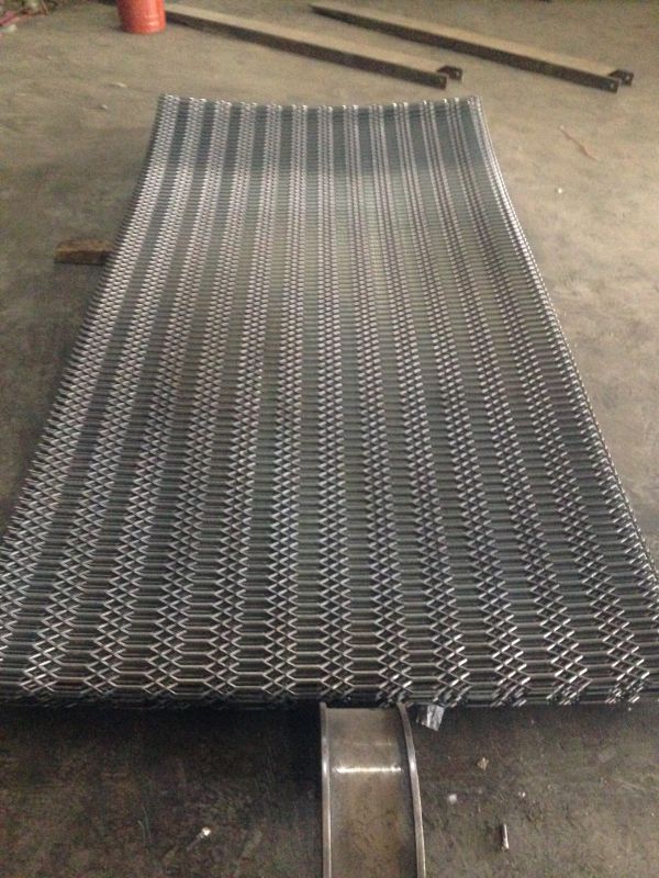 菱形鋼板網(wǎng) 工業(yè)應(yīng)用中的堅(jiān)固防護(hù)與創(chuàng)新設(shè)計(jì)